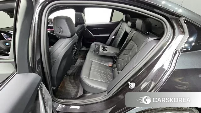 BMW 5 Series (G60) 2025 Серый из Кореи, фото 2