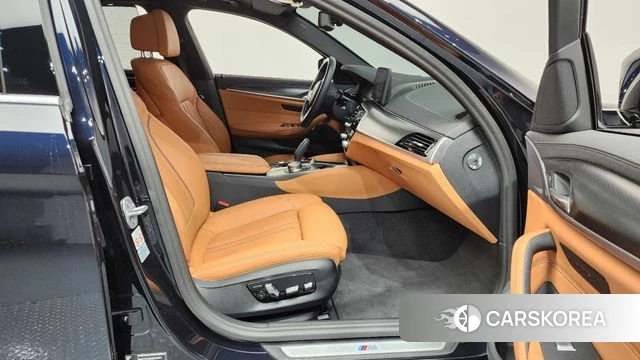 BMW 5 Series (G30) 2023 Черный из Кореи, фото 2