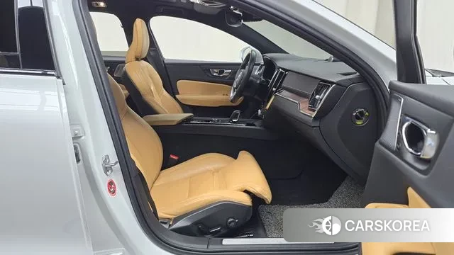 Volvo V60 Cross-Country 2nd Generation 2021 Белый из Кореи, фото 2