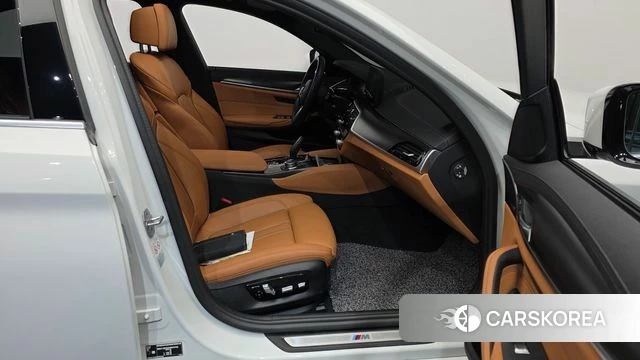 BMW 5 Series (G30) 2022 Белый из Кореи, фото 2