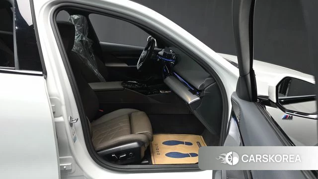 BMW 5 Series (G60) 2024 Белый из Кореи, фото 2