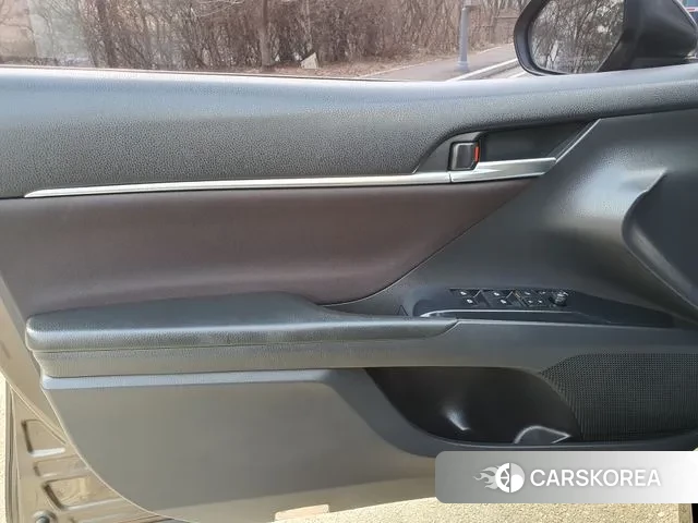 Toyota Camry (XV70) 2020 Серый из Кореи, фото 2