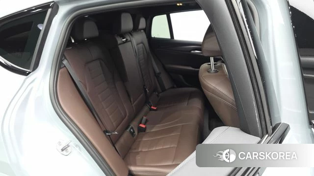 BMW X4 (G02) 2025 Светло-серебряный цвет из Кореи, фото 2