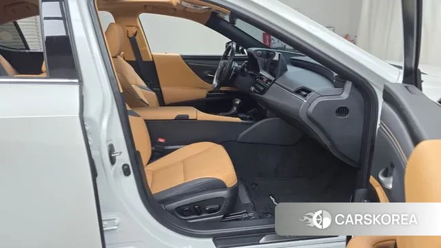 Lexus ES300h 7th generation 2022 Белый из Кореи, фото 2