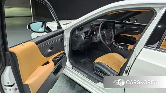 Lexus ES300h 7th generation 2023 Серый из Кореи, фото 2