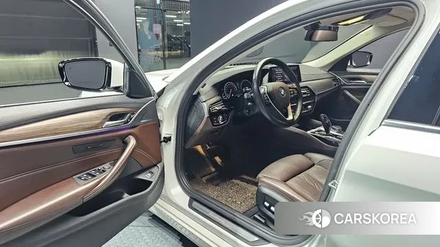 BMW 5 Series (G30) 2019 Белый из Кореи, фото 2