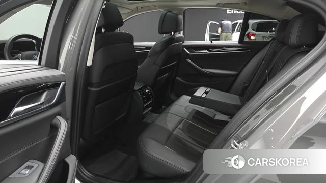 BMW 5 Series (G30) 2022 Серебристо-серый из Кореи, фото 2