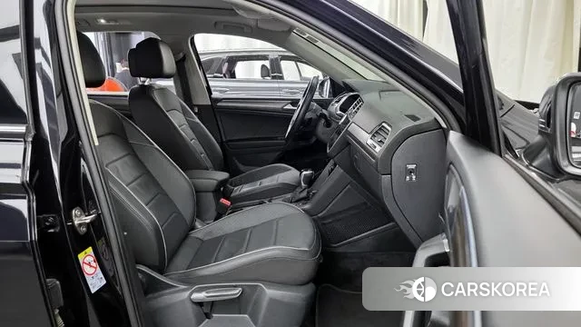 Volkswagen Tiguan Allspace 2023 Черный из Кореи, фото 2