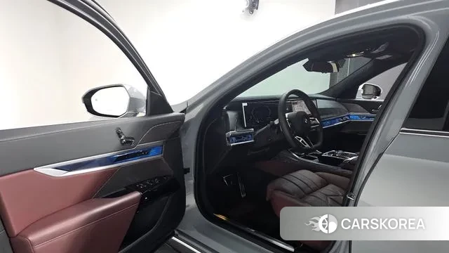 BMW 7 Series (G70) 2023 Серебристо-серый из Кореи, фото 2