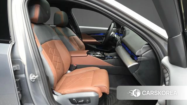 BMW 5 Series (G60) 2025 Серебристо-серый из Кореи, фото 2