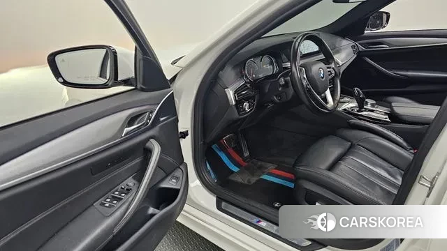 BMW 5 Series (G30) 2018 Белый из Кореи, фото 2