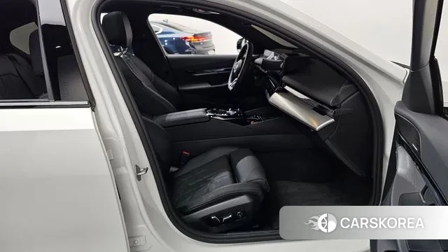 BMW 5 Series (G60) 2025 Белый из Кореи, фото 2