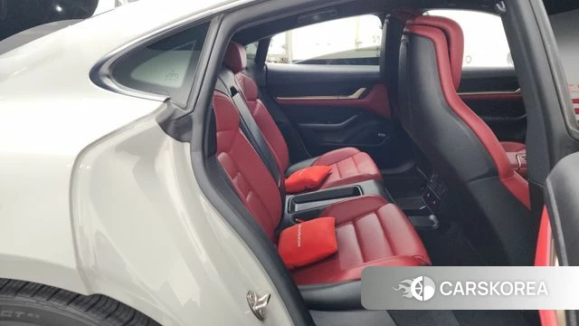 Porsche Taycan 2022 Жемчужный цвет из Кореи, фото 2
