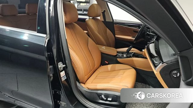 BMW 5 Series (G30) 2019 Черный из Кореи, фото 2