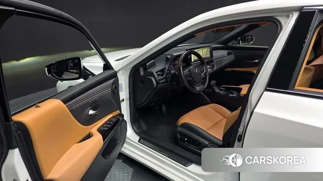 Lexus ES300h 7th generation 2022 Белый из Кореи, фото 2