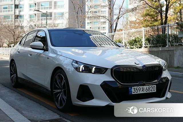 BMW 5 Series (G60) 2023 Белый из Кореи, фото 2