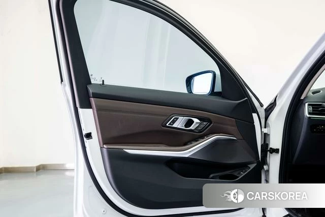 BMW 3 series 2023 Белый из Китая, фото 2