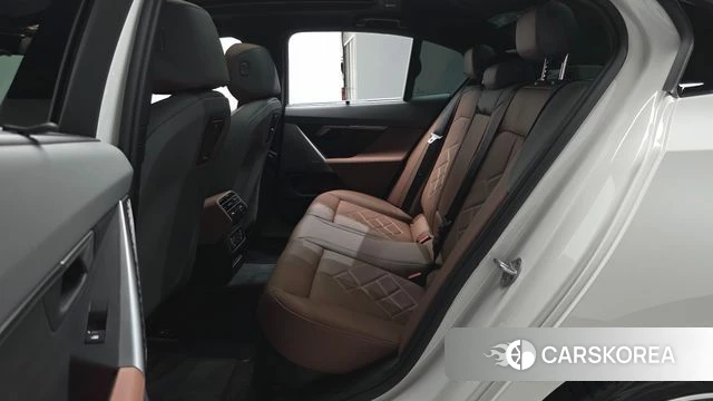 BMW 5 Series (G60) 2025 Белый из Кореи, фото 2