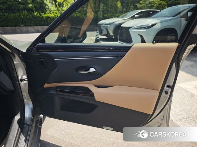 Lexus ES 2023 Серебристо-серый из Китая, фото 2