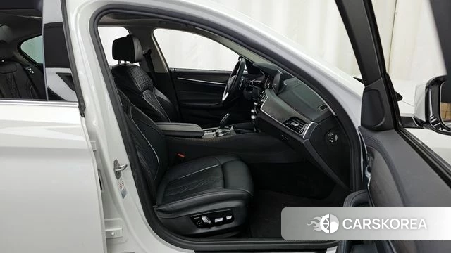 BMW 5 Series (G30) 2018 Белый из Кореи, фото 2