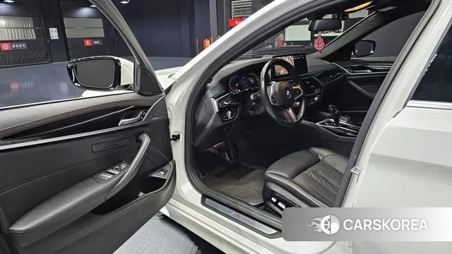 BMW 5 Series (G30) 2021 Белый из Кореи, фото 2