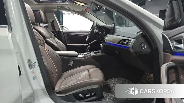 BMW 5 Series (G30) 2021 Белый из Кореи, фото 2