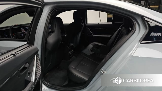 BMW M5 (G90) 2025 Серебристо-серый из Кореи, фото 2