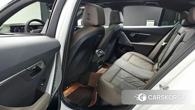 BMW 5 Series (G60) 2024 Белый из Кореи, фото 2