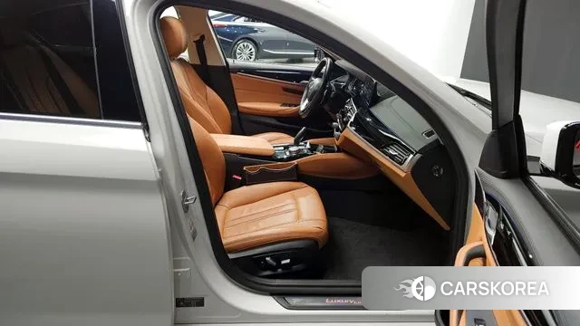 BMW 5 Series (G30) 2018 Белый из Кореи, фото 2