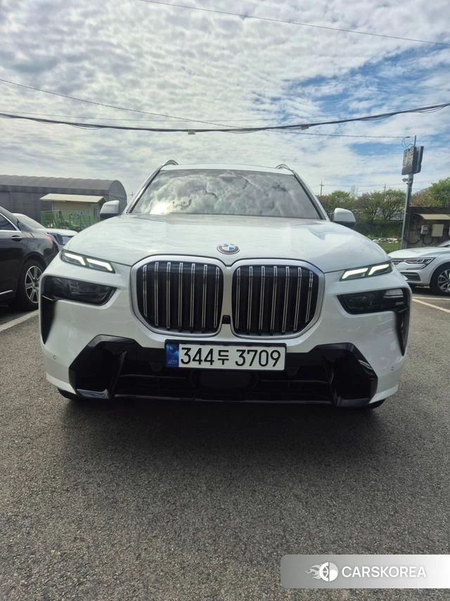 BMW X7 (G07) 2023 Жемчужный цвет из Кореи, фото 2