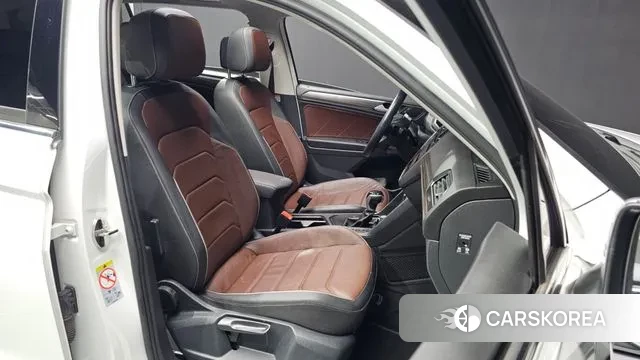 Volkswagen Tiguan Allspace 2023 Белый из Кореи, фото 2