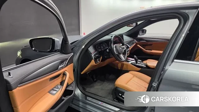 BMW 5 Series (G30) 2023 Серый из Кореи, фото 2