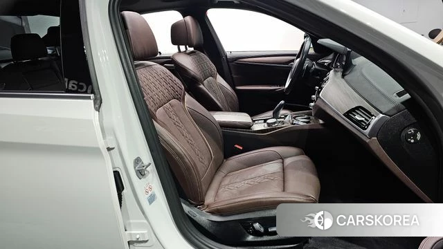 BMW 5 Series (G30) 2018 Белый из Кореи, фото 2