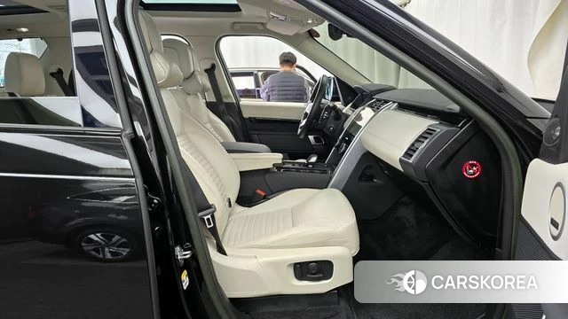 Land Rover Discovery 5 2023 Черный из Кореи, фото 2