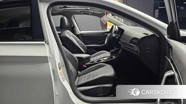Volkswagen 7th Generation of Jetta 2023 Белый из Кореи, фото 2