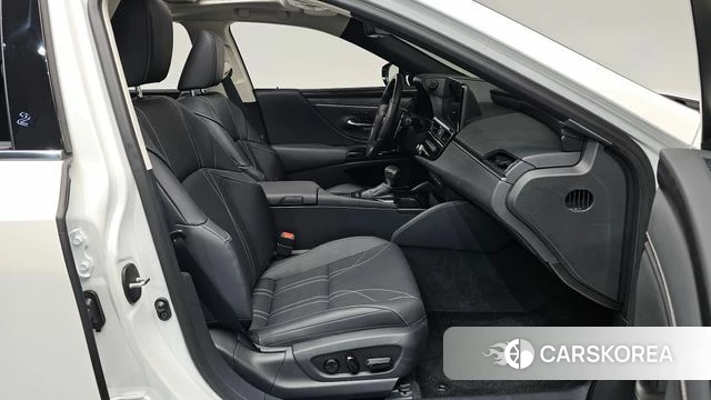 Lexus ES300h 7th generation 2024 Белый из Кореи, фото 2