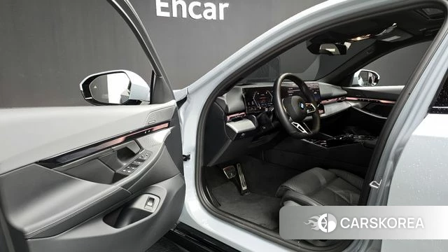 BMW 5 Series (G60) 2025 Небесно-голубой из Кореи, фото 2