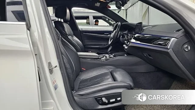 BMW 5 Series (G30) 2020 Белый из Кореи, фото 2