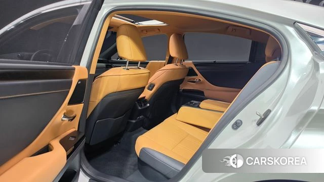 Lexus ES300h 7th generation 2026 Белый из Кореи, фото 2
