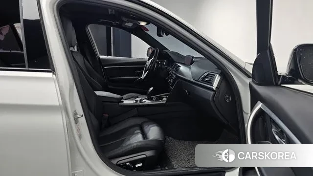 BMW 3 Series (F30) 2018 Белый из Кореи, фото 2