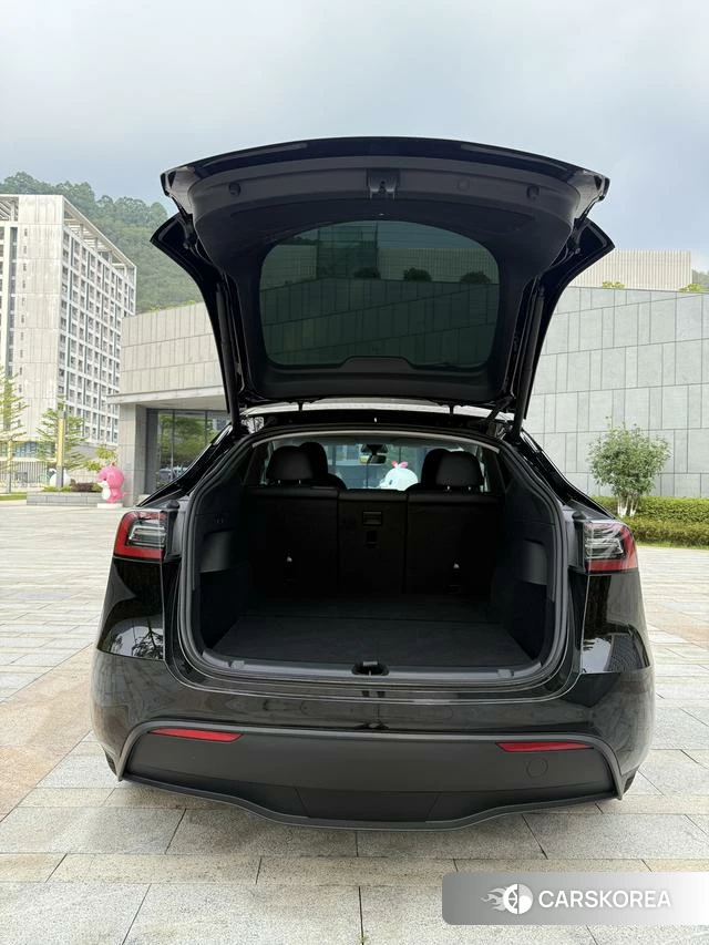 Tesla Model Y 2024 Черный из Китая, фото 2