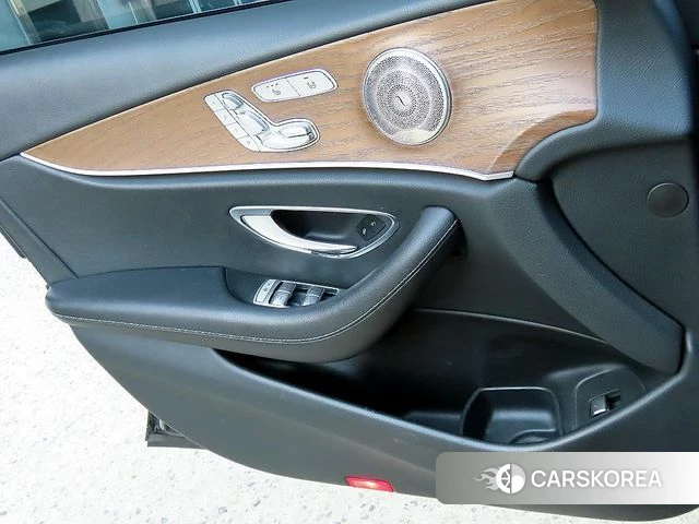 Mercedes-Benz E-Class W213 2018 Черный из Кореи, фото 2