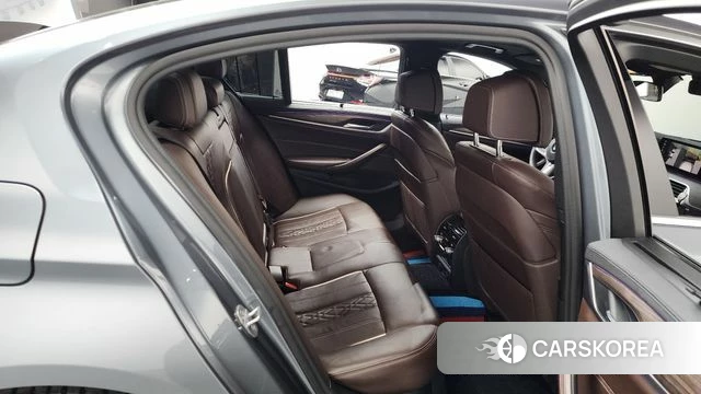 BMW 5 Series (G30) 2019 Светло-серебряный цвет из Кореи, фото 2