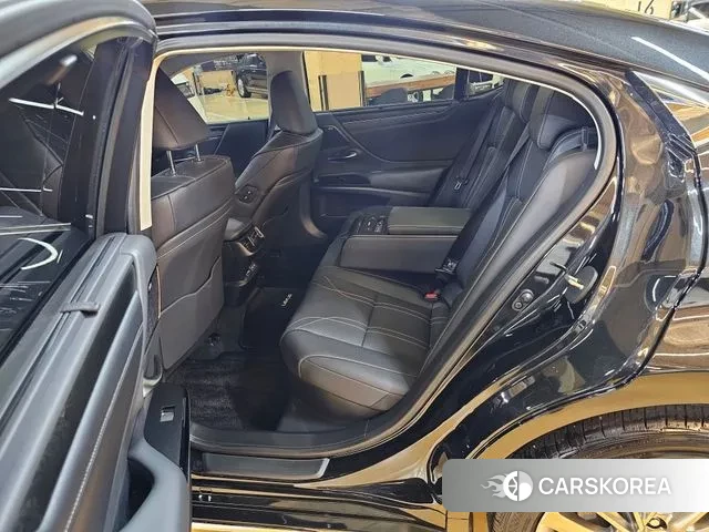 Lexus ES300h 7th generation 2025 Черный из Кореи, фото 2