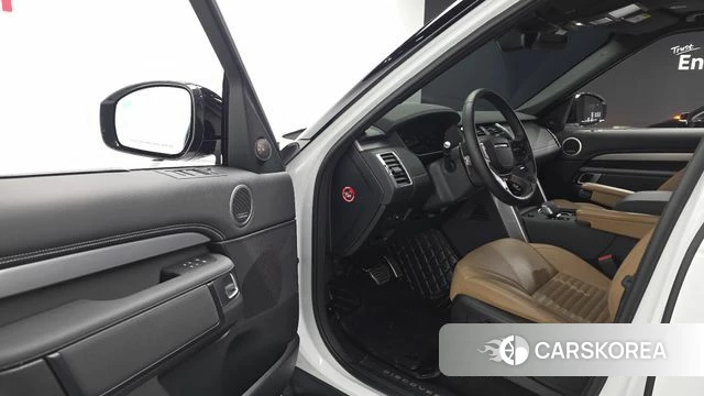 Land Rover Discovery 5 2024 Белый из Кореи, фото 2