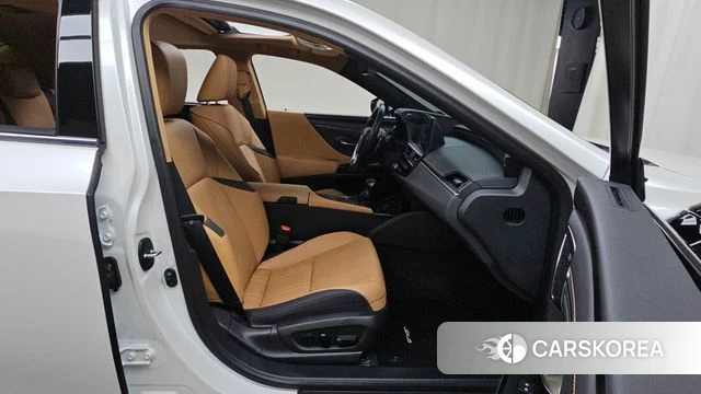 Lexus ES300h 7th generation 2022 Белый из Кореи, фото 2