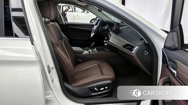 BMW 5 Series (G30) 2023 Белый из Кореи, фото 2