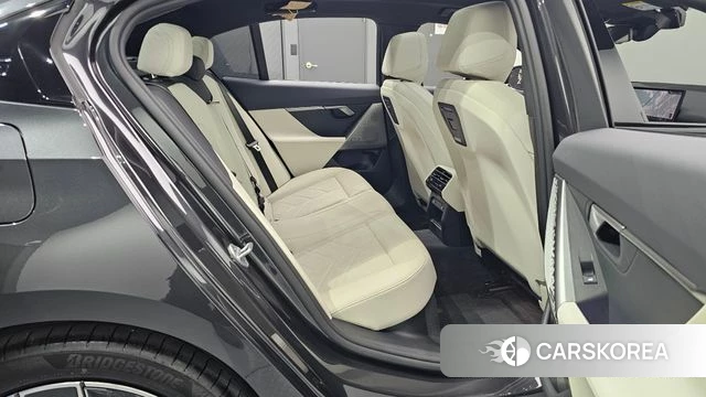 BMW 5 Series (G60) 2025 Серый из Кореи, фото 2