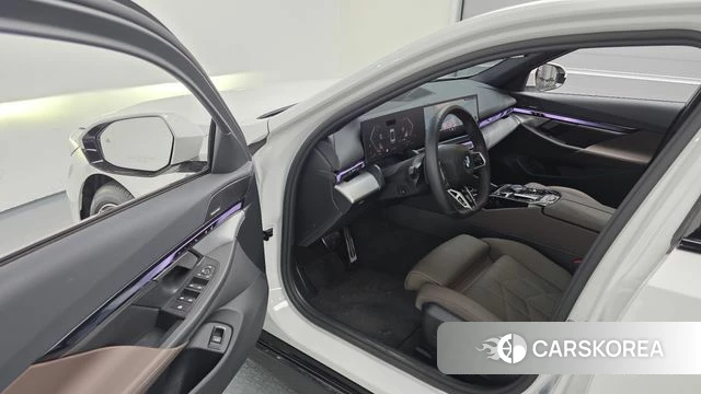 BMW 5 Series (G60) 2025 Белый из Кореи, фото 2