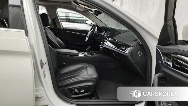 BMW 5 Series (G30) 2018 Белый из Кореи, фото 2